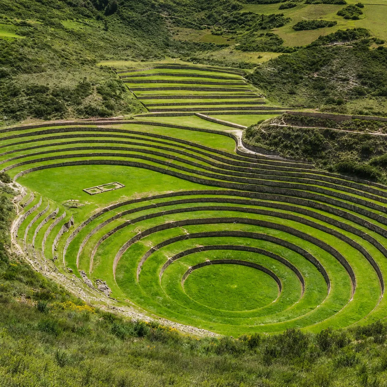The concentric rings of Moray dropping into the ground
